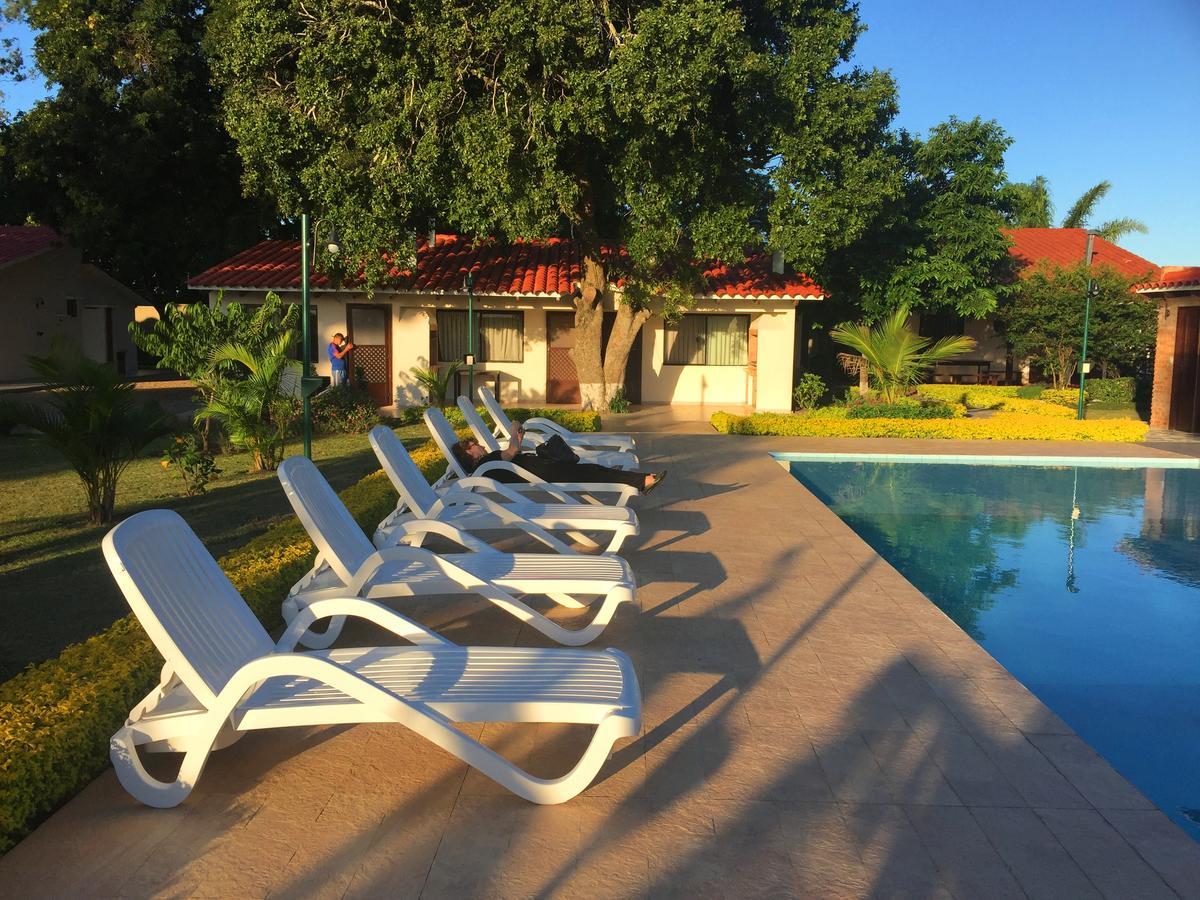 Los Jazmines Hotel Resort Warnes Екстериор снимка
