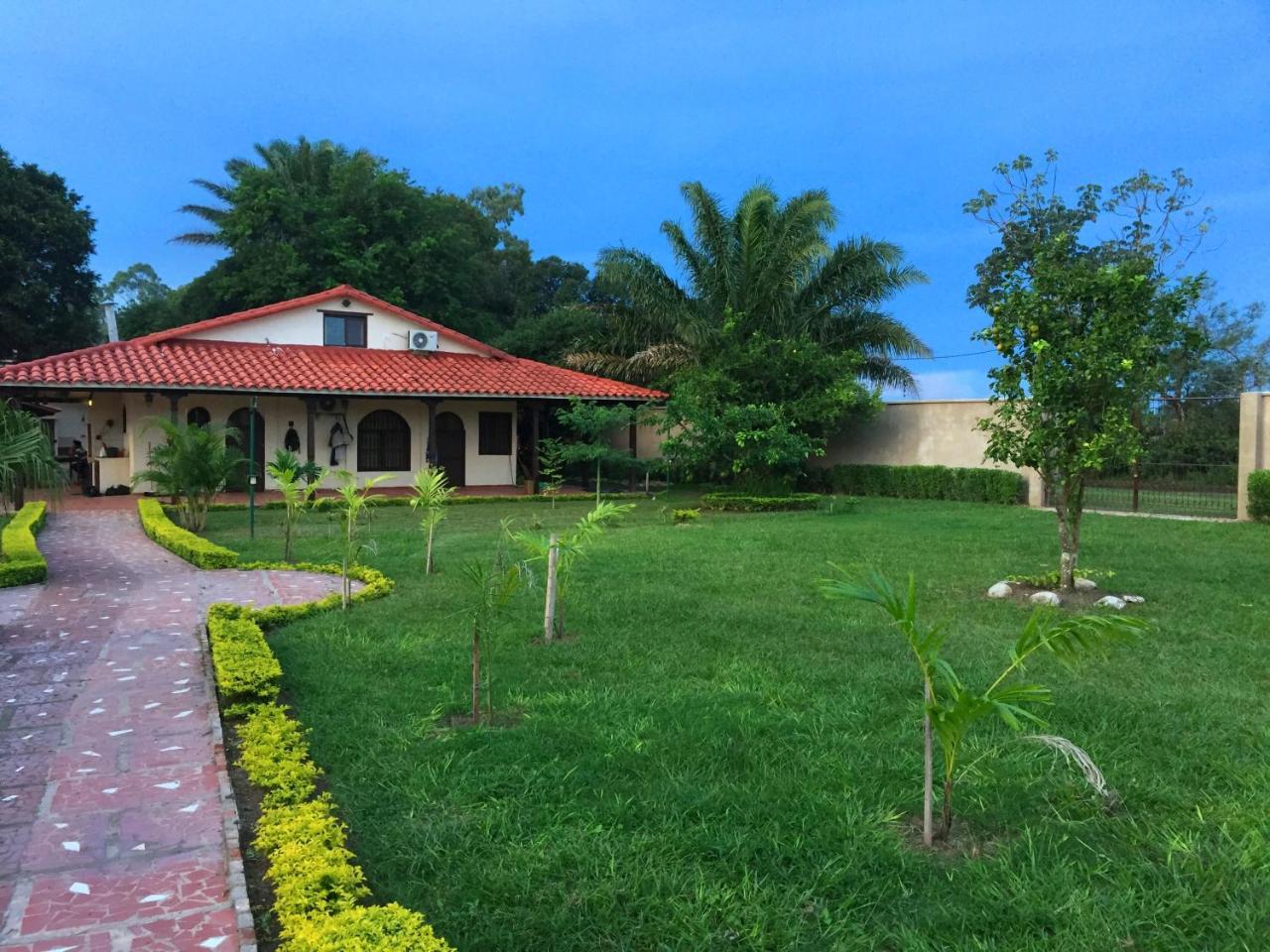 Los Jazmines Hotel Resort Warnes Екстериор снимка