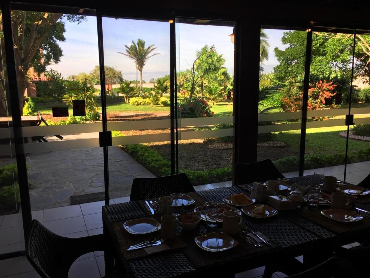 Los Jazmines Hotel Resort Warnes Екстериор снимка