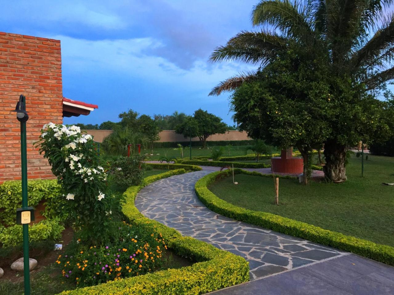 Los Jazmines Hotel Resort Warnes Екстериор снимка