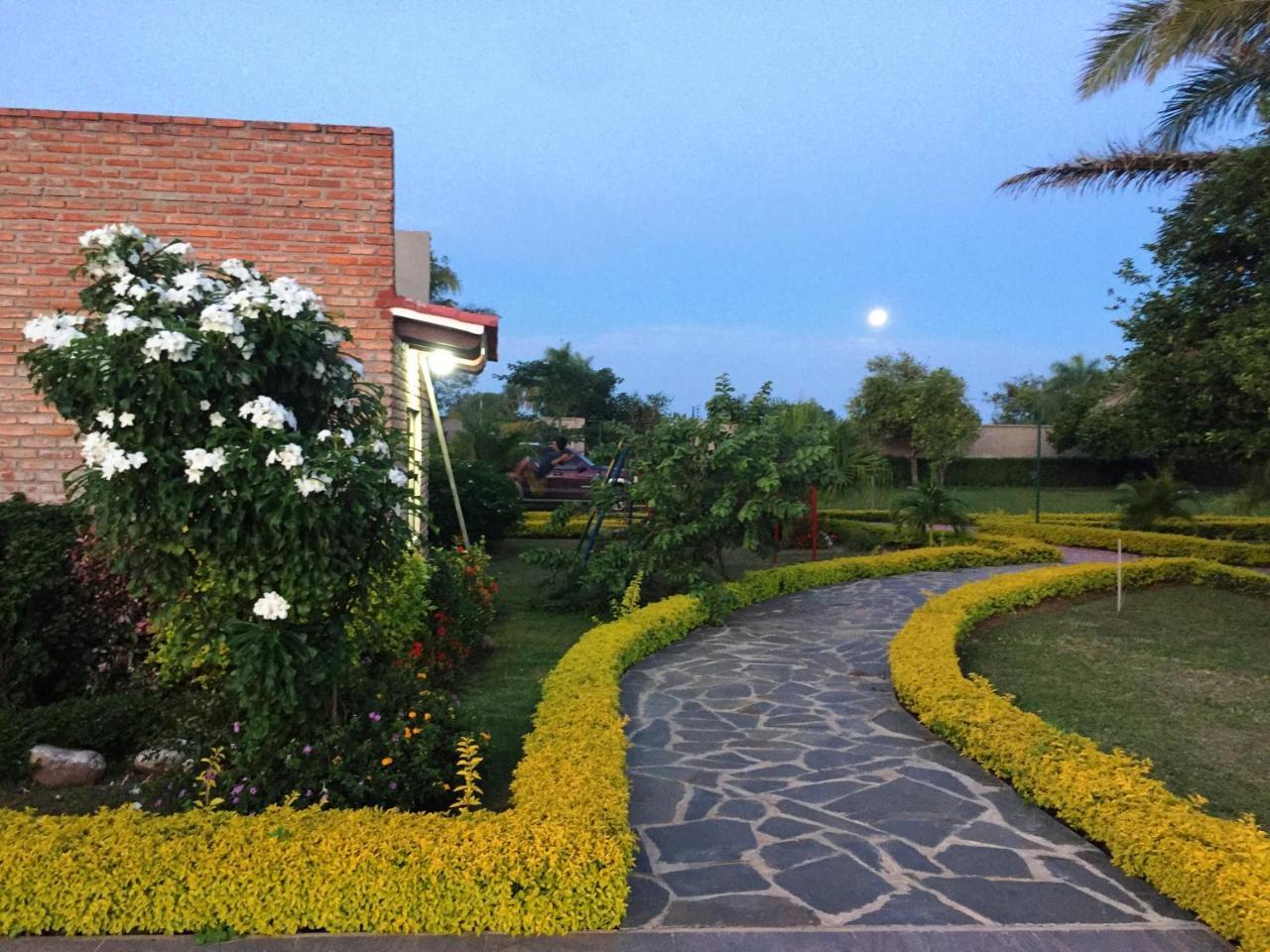 Los Jazmines Hotel Resort Warnes Екстериор снимка