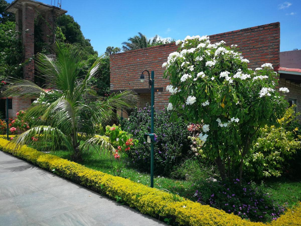 Los Jazmines Hotel Resort Warnes Екстериор снимка